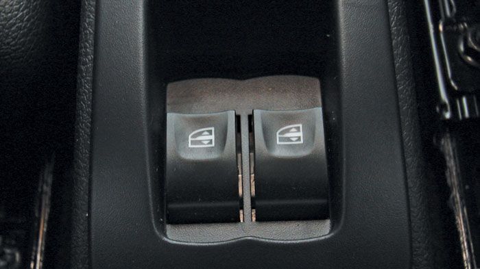 Όσον αφορά στην εργονομία, υπάρχουν αρκετές θέσεις, θα θέλαμε όμως την κόρνα στο τιμόνι και τα φώτα να μην ρυθμίζονται με ντίζα. Οι διακόπτες για τα η